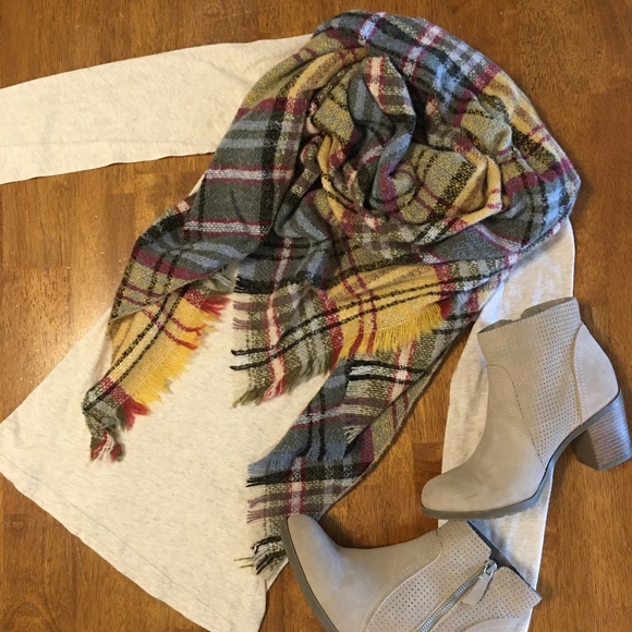 NWT Plaid Blanket Scarf Wrap BOUTIQUE - Picture 2 of 5